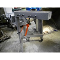 Mobile pouring channel, adjustable in height